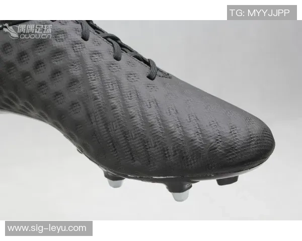 提升足球表现的必备装备足球鞋配件全解析与选购指南